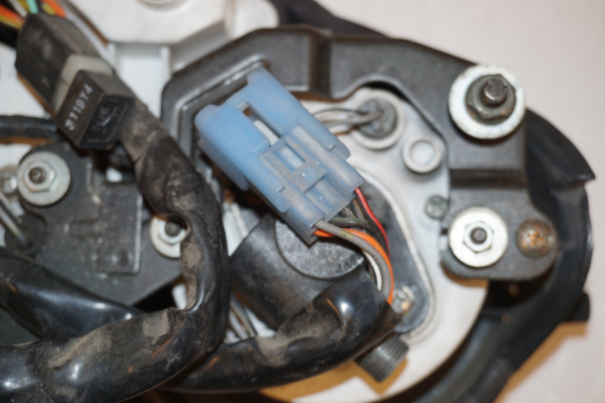 Snett nerifrån på Instrumentpanel från en Suzuki RF 600 R -1993 motorcykel.