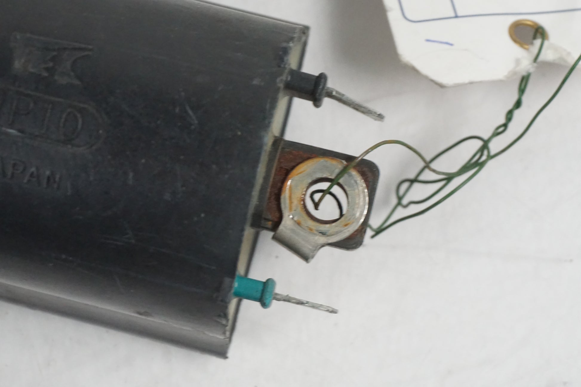 Baksidan på Tändspole från en Honda XL 650 V -2000 motorcykel.