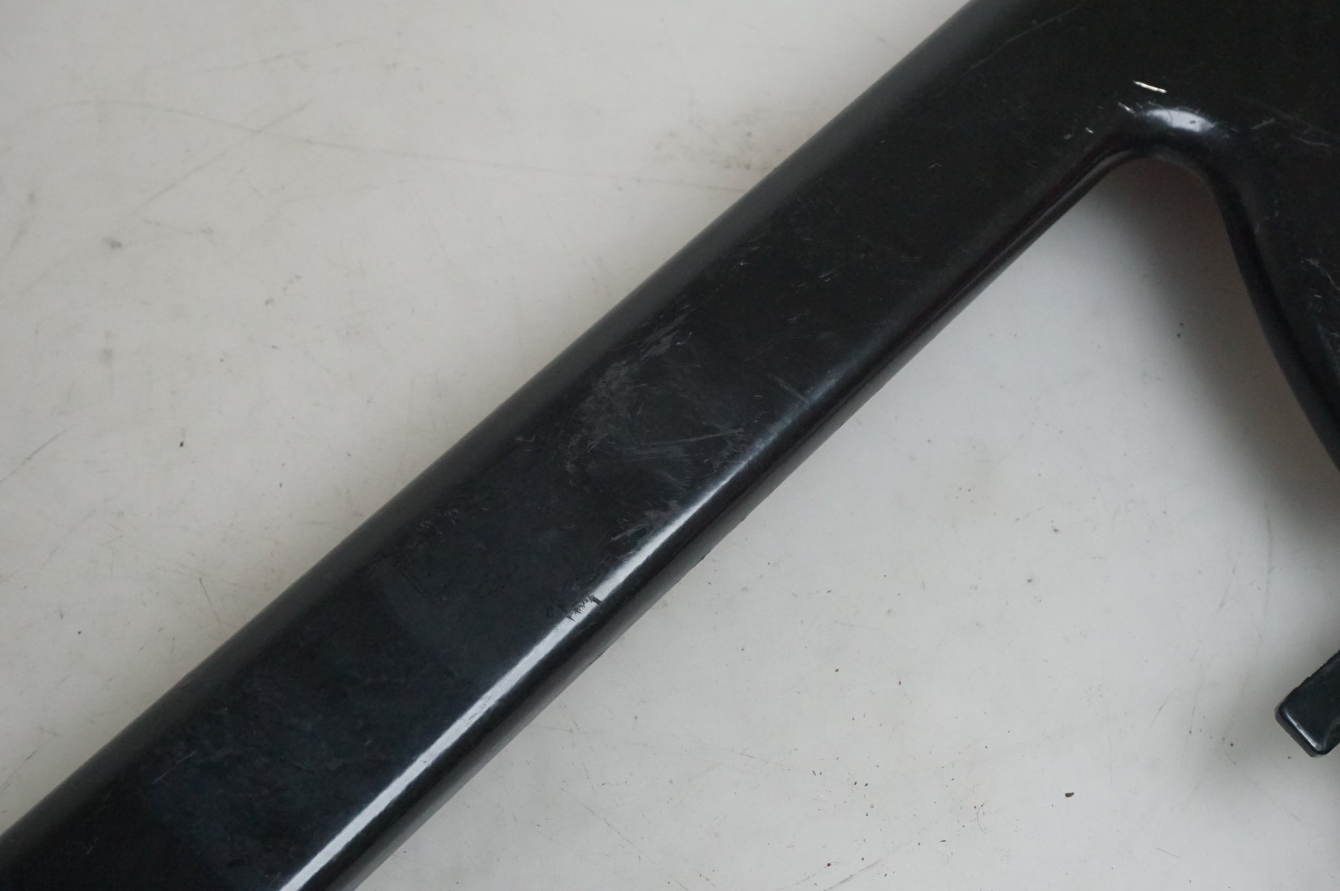 Vänster sida på Remskydd från en H-D V-Rod 1130 -2002 motorcykel.