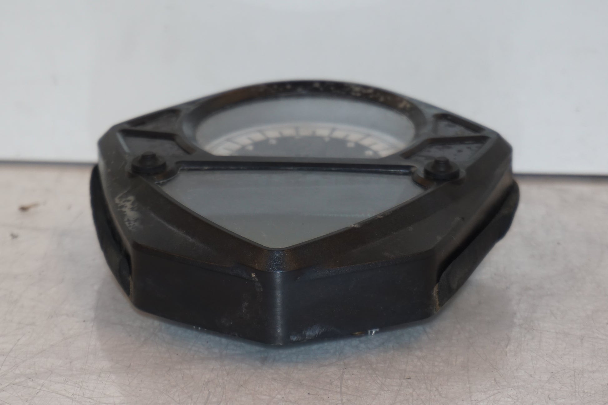 Baksidan på Instrumentpanel från en Suzuki SV 650 -2003 motorcykel.