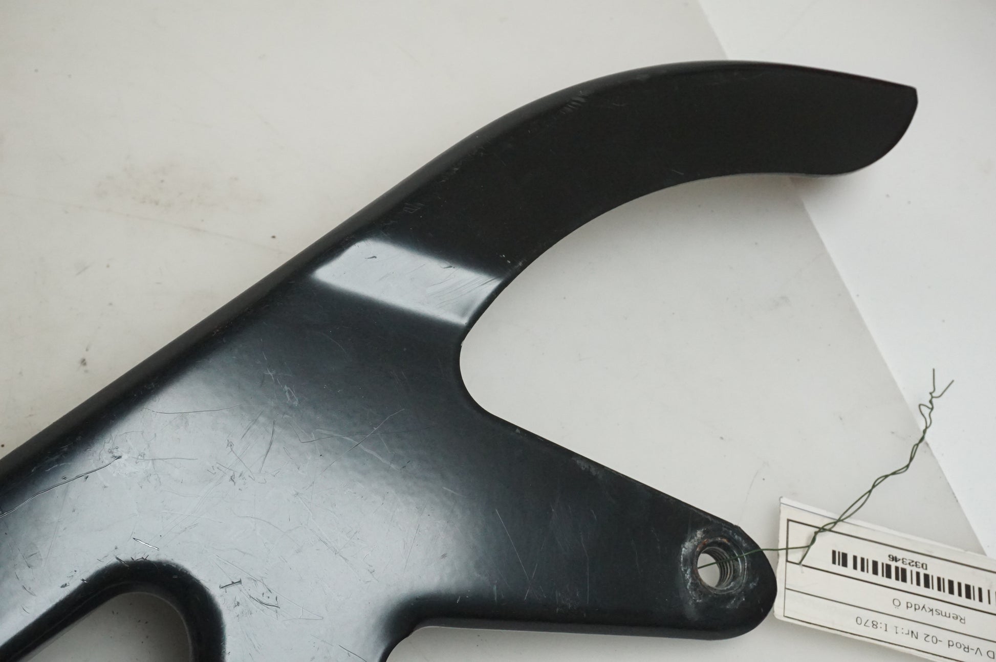 Snett nerifrån på Remskydd från en H-D V-Rod 1130 -2002 motorcykel.