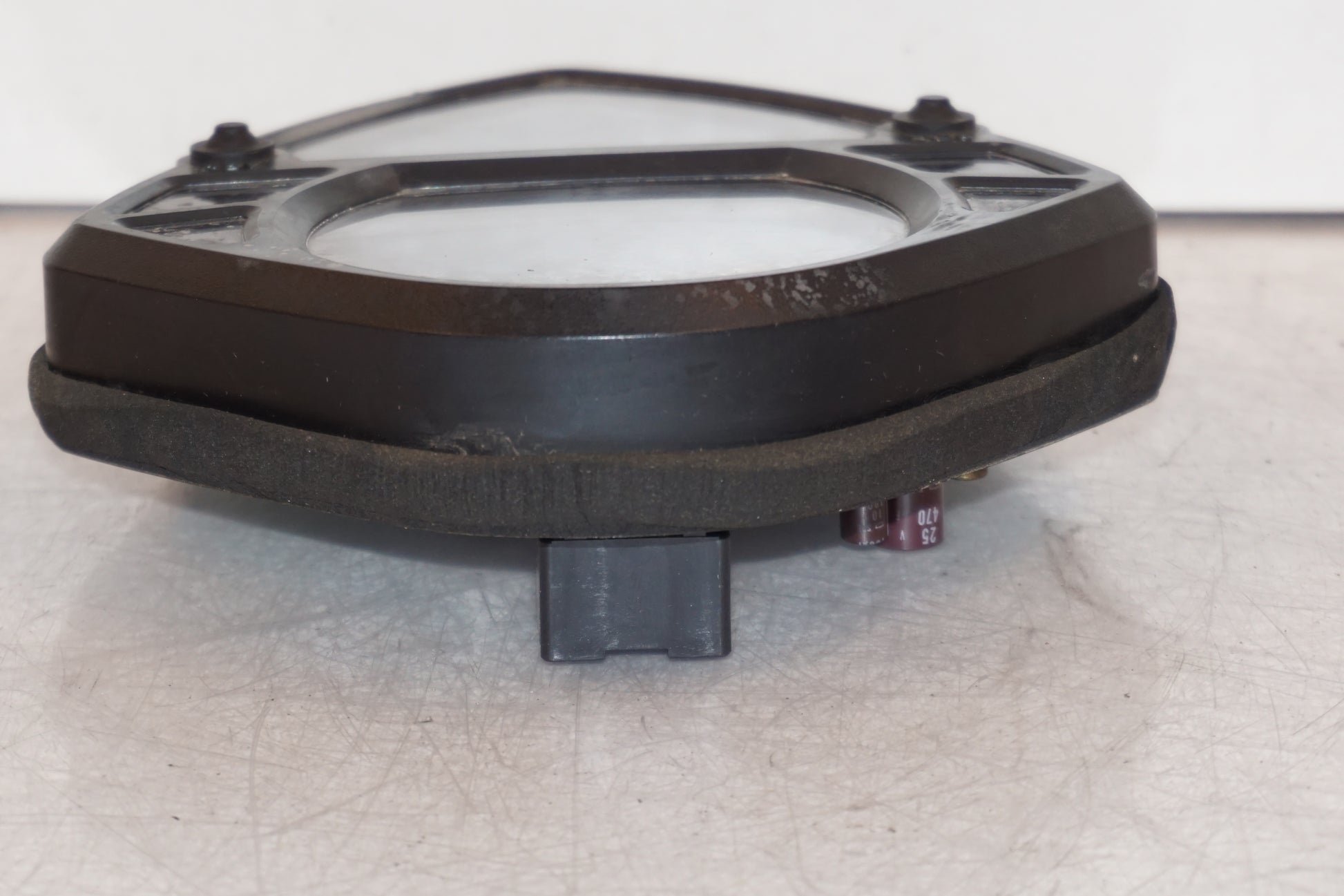 Vänster sida på Instrumentpanel från en Suzuki SV 650 -2003 motorcykel.