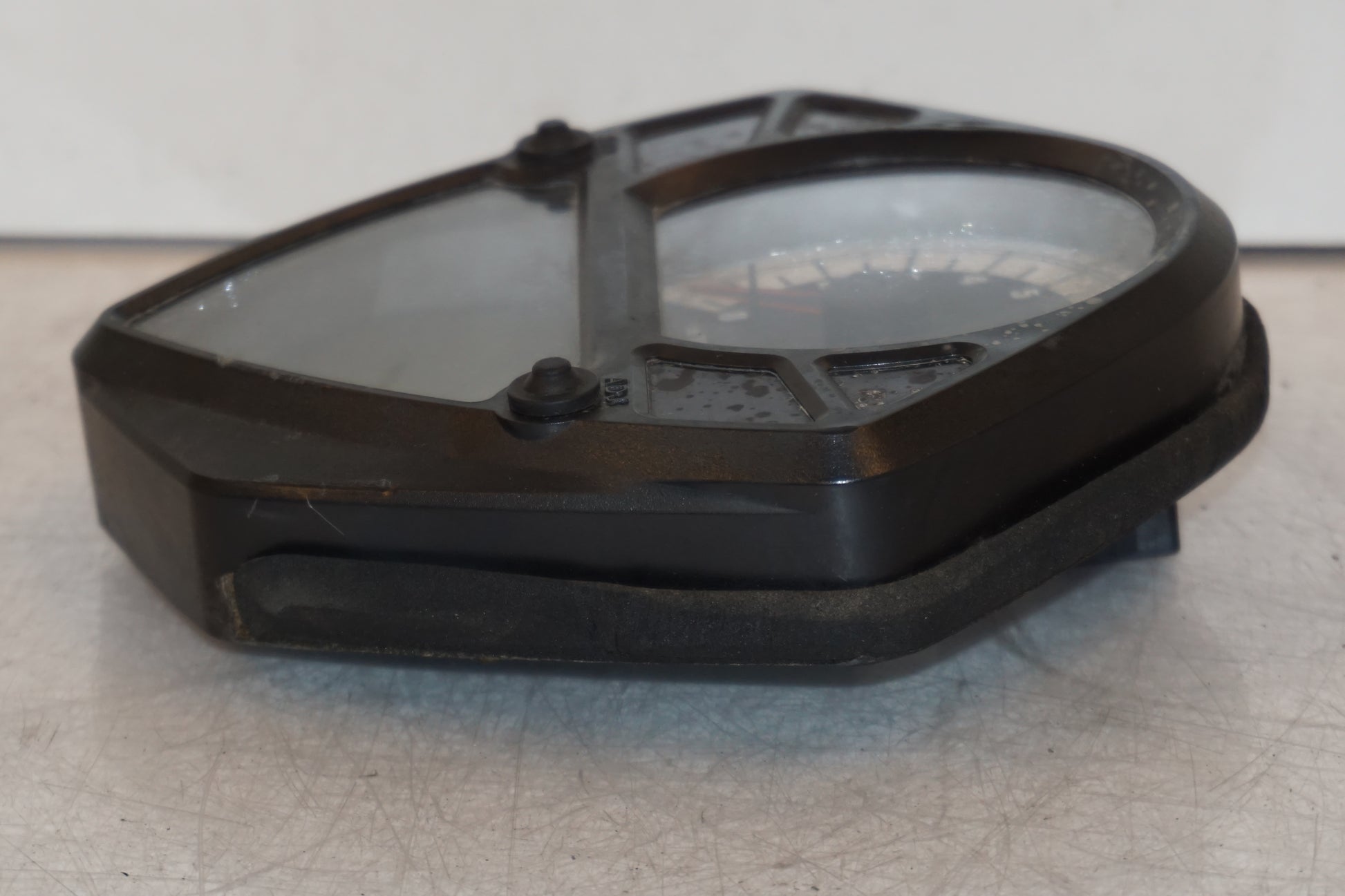 Snett uppifrån på Instrumentpanel från en Suzuki SV 650 -2003 motorcykel.