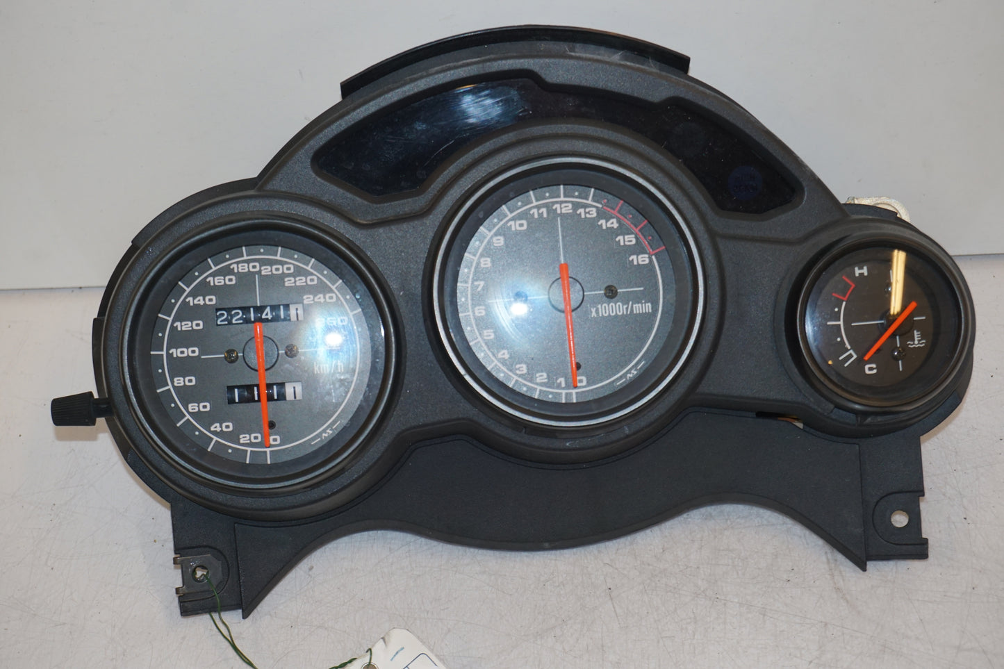 Framsidan på Instrumentpanel från en Suzuki RF 600 R -1996 motorcykel.