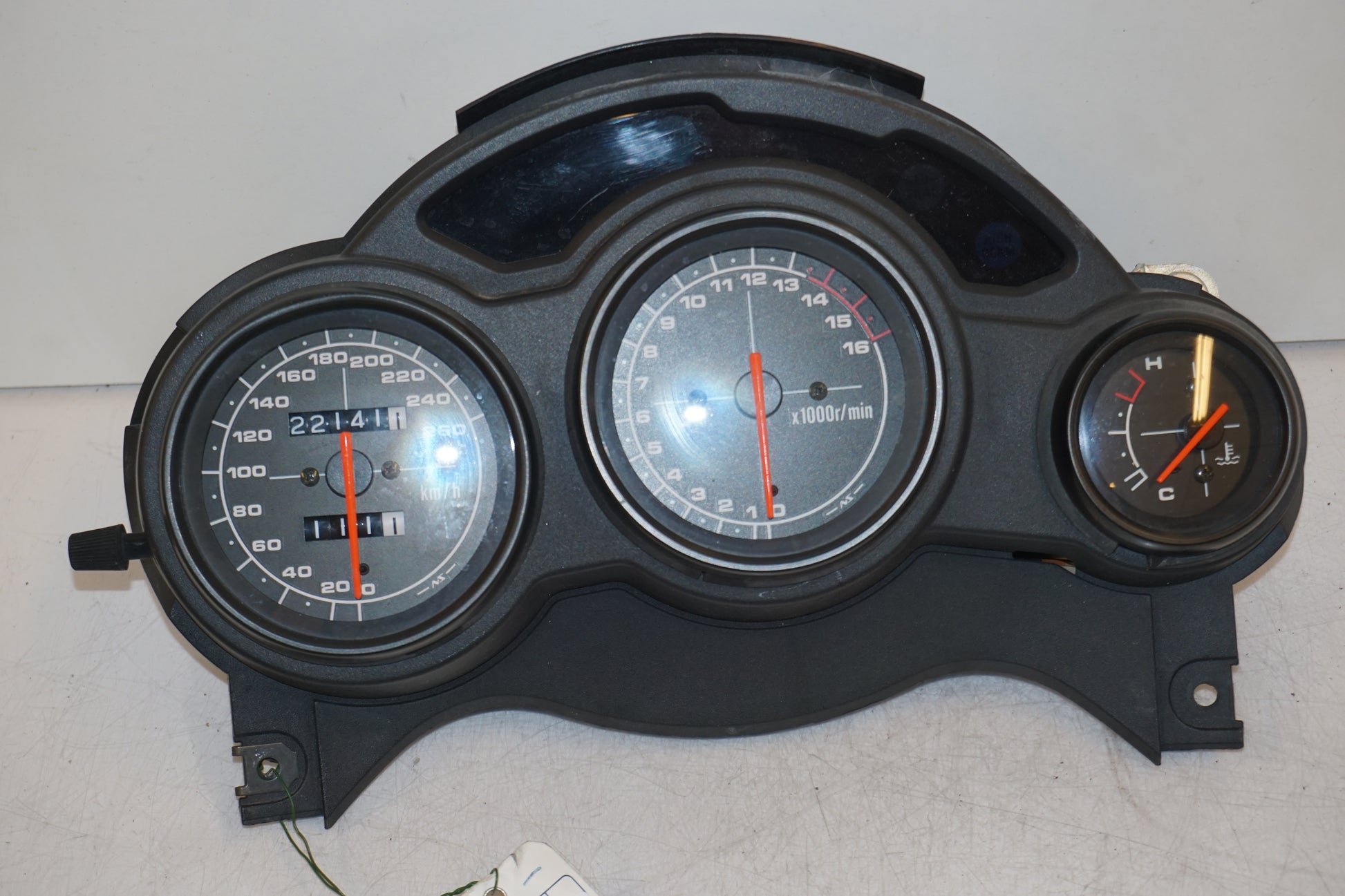 Framsidan på Instrumentpanel från en Suzuki RF 600 R -1996 motorcykel.