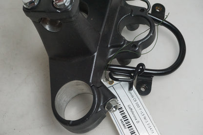 Vänster sida på Gaffelkrona från en Honda CB 500 F -2013 motorcykel.