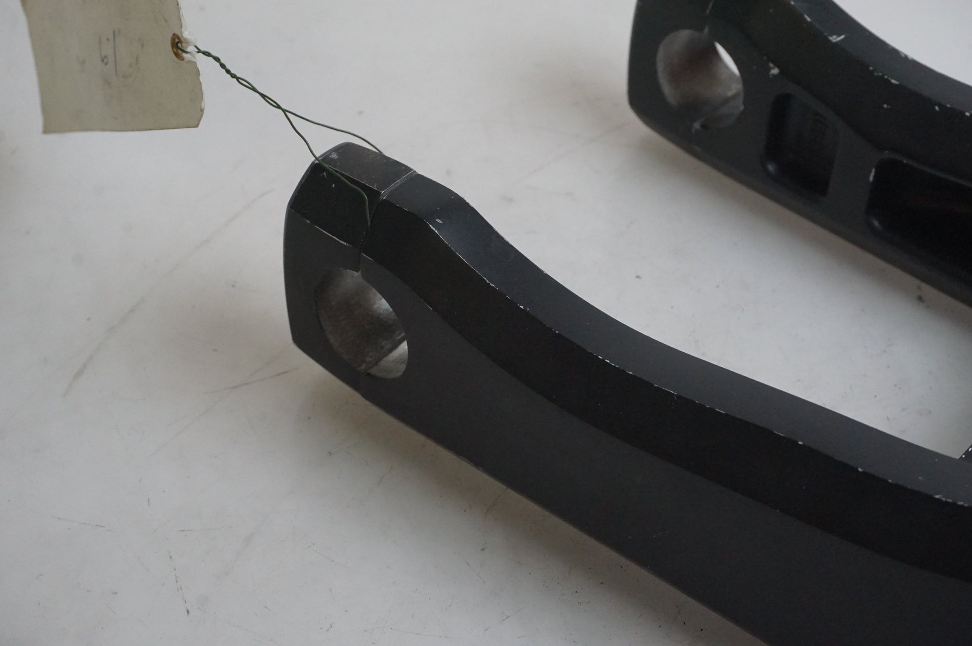 Höger sida på Styrfäste från en Suzuki M 1800 -2009 motorcykel.