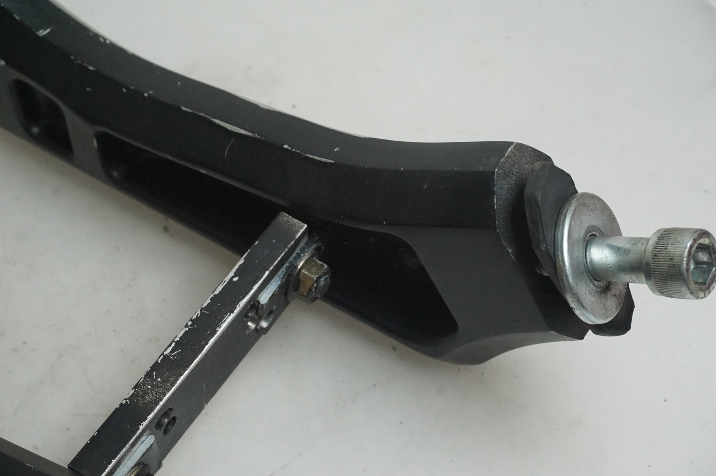 Vänster sida på Styrfäste från en Suzuki M 1800 -2009 motorcykel.