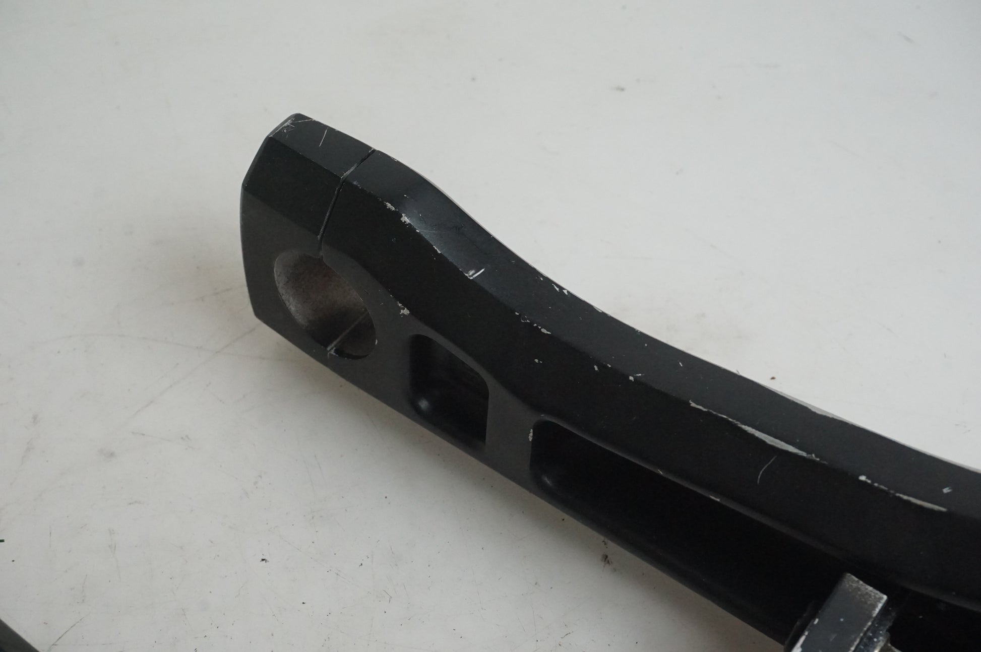 Snett uppifrån på Styrfäste från en Suzuki M 1800 -2009 motorcykel.