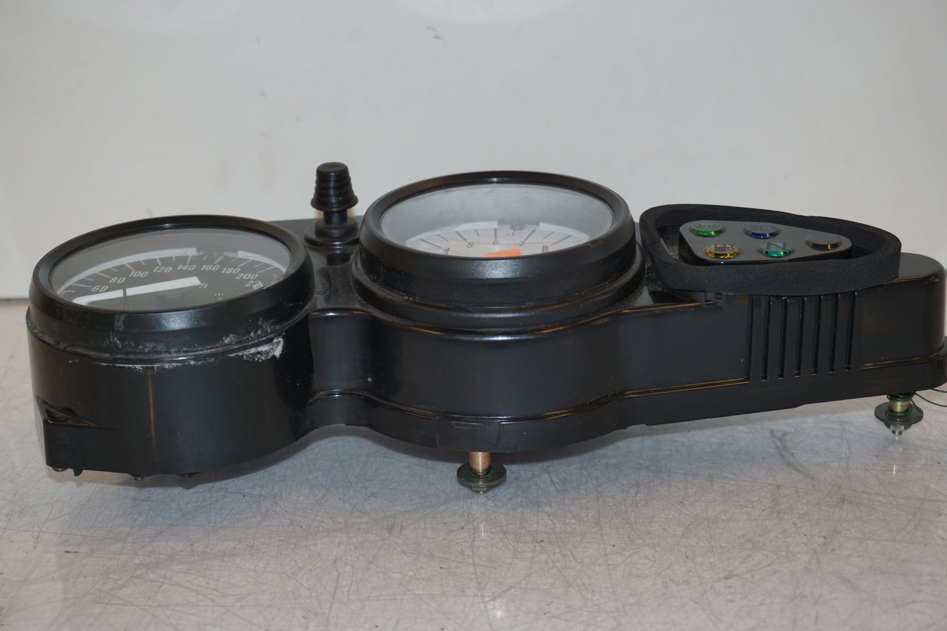 Baksidan på Instrumentpanel från en Suzuki TL 1000 S -1997 motorcykel.