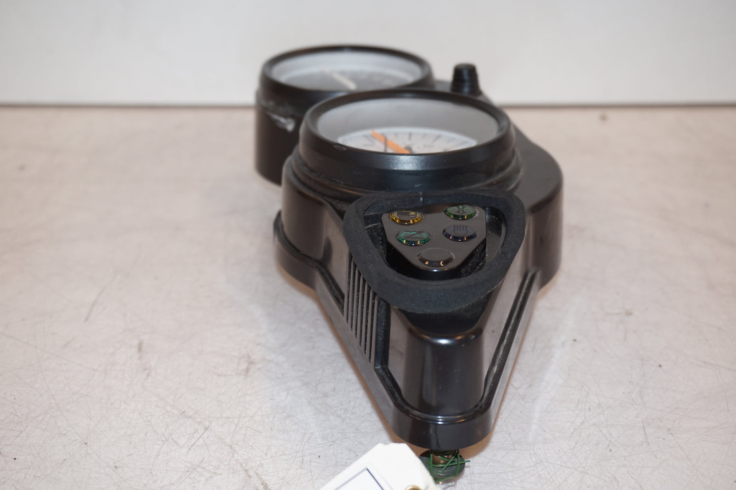 Snett uppifrån på Instrumentpanel från en Suzuki TL 1000 S -1997 motorcykel.