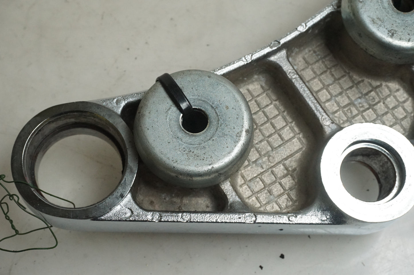 Vänster sida på Gaffelkrona från en Suzuki LS 650 -1993 motorcykel.