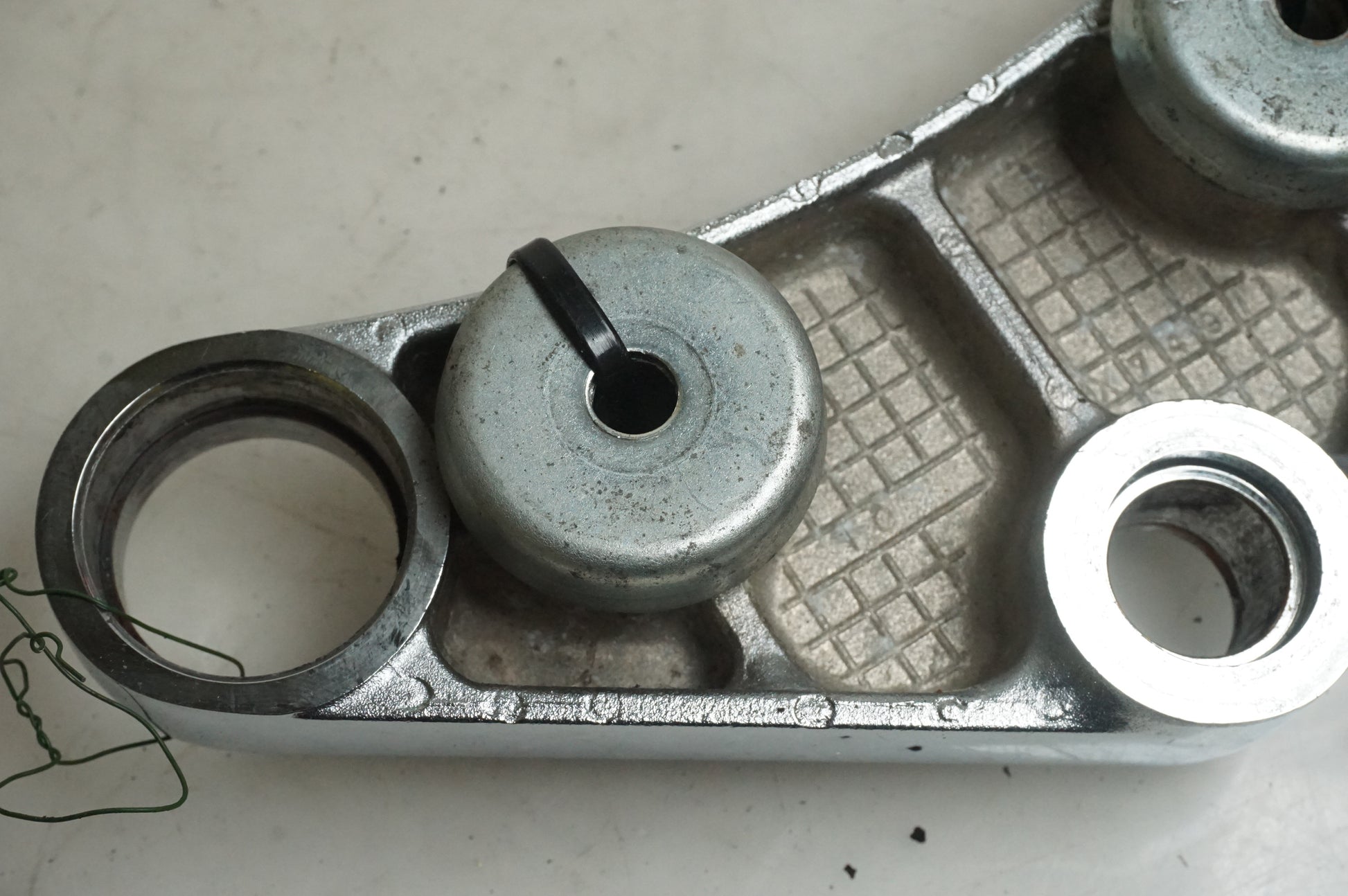 Vänster sida på Gaffelkrona från en Suzuki LS 650 -1993 motorcykel.