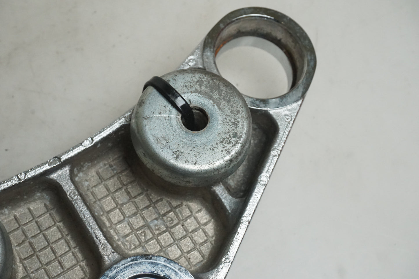 Snett uppifrån på Gaffelkrona från en Suzuki LS 650 -1993 motorcykel.