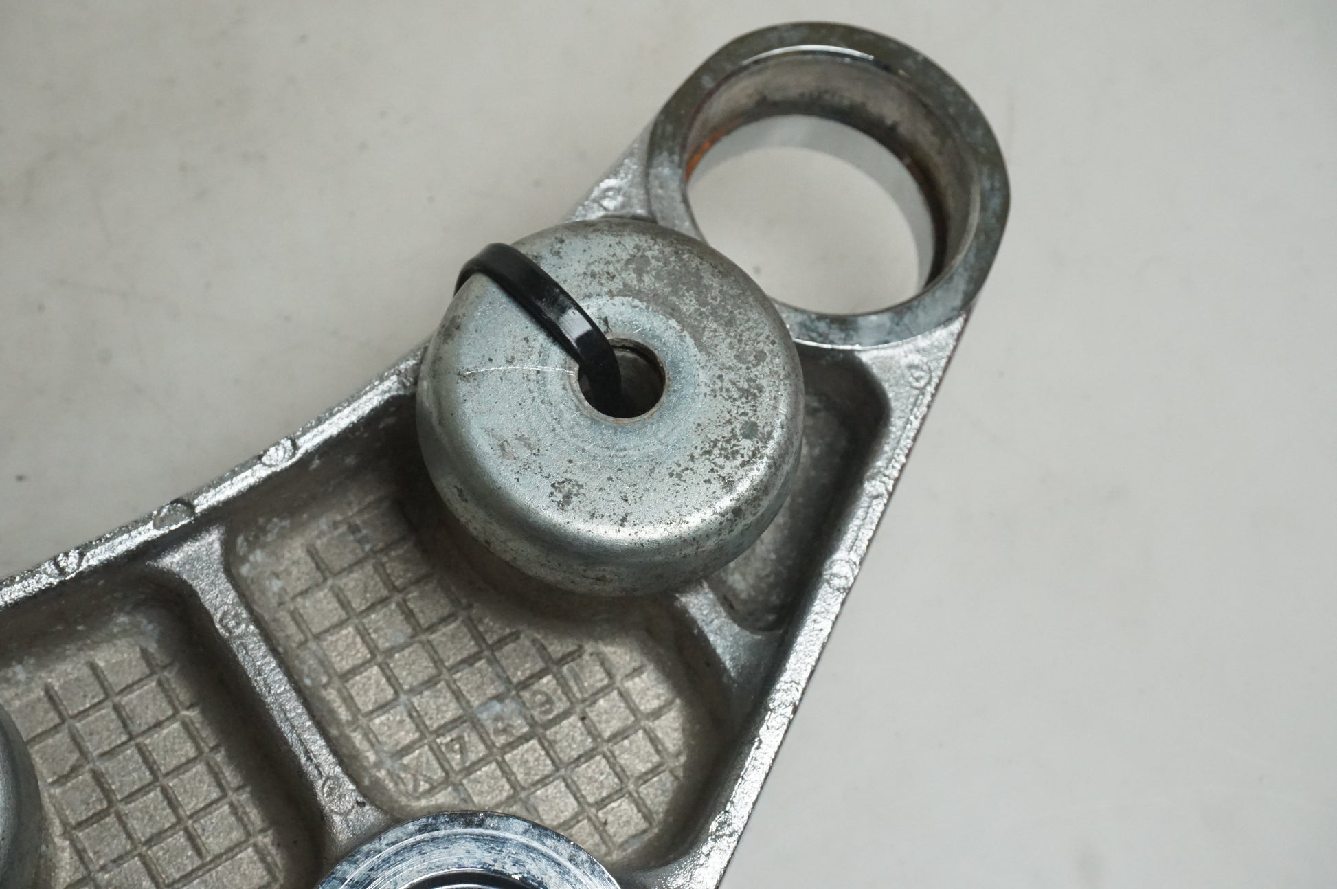 Snett uppifrån på Gaffelkrona från en Suzuki LS 650 -1993 motorcykel.