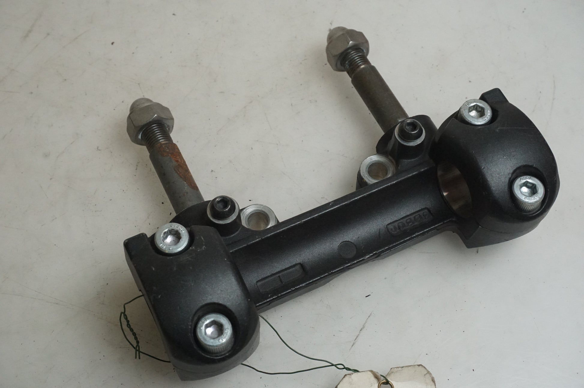 Framsidan på Styrfäste från en Yamaha XVS 1300 -2008 motorcykel.