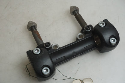 Framsidan på Styrfäste från en Yamaha XVS 1300 -2008 motorcykel.