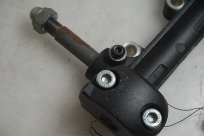 Baksidan på Styrfäste från en Yamaha XVS 1300 -2008 motorcykel.