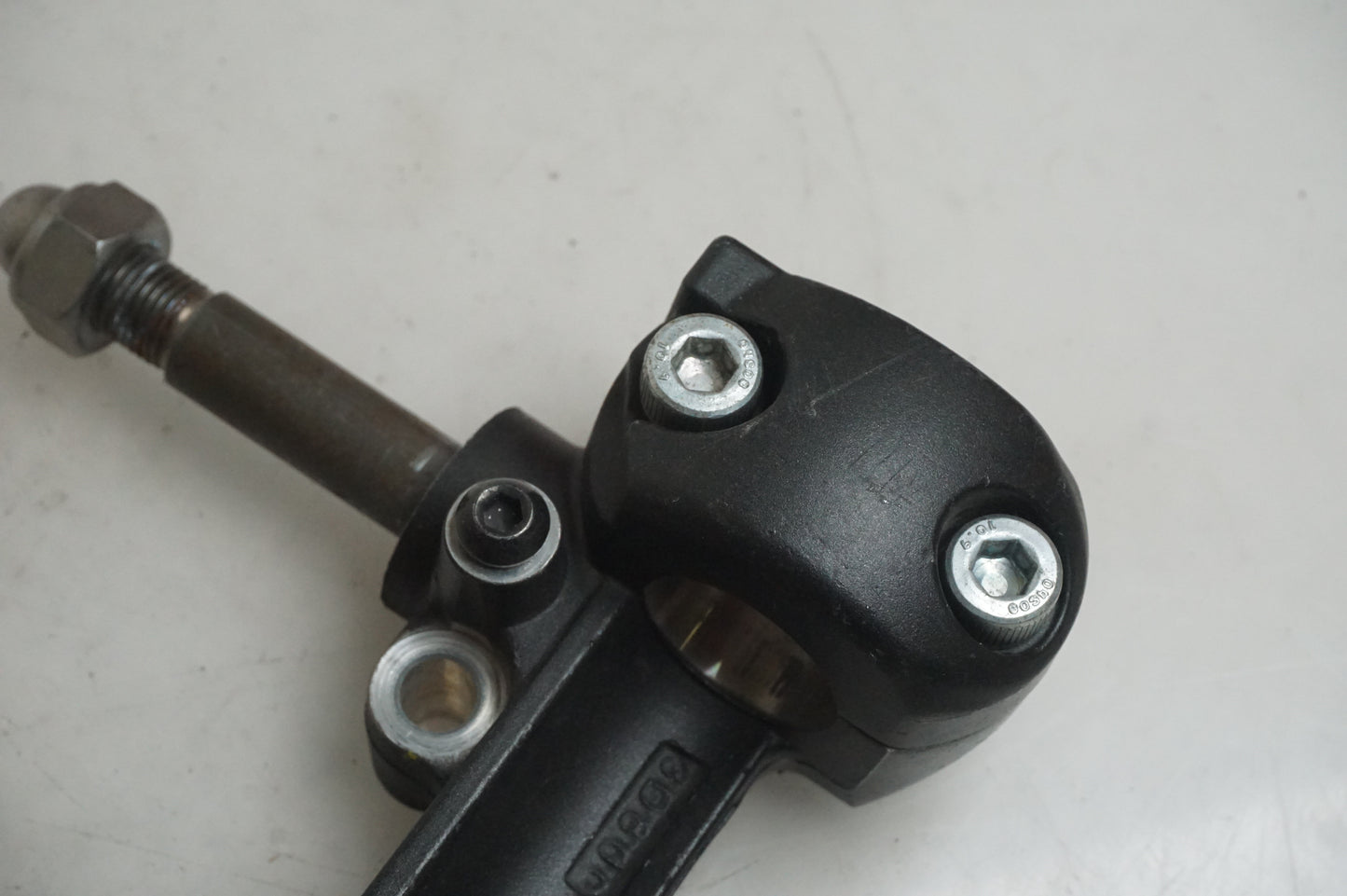 Höger sida på Styrfäste från en Yamaha XVS 1300 -2008 motorcykel.