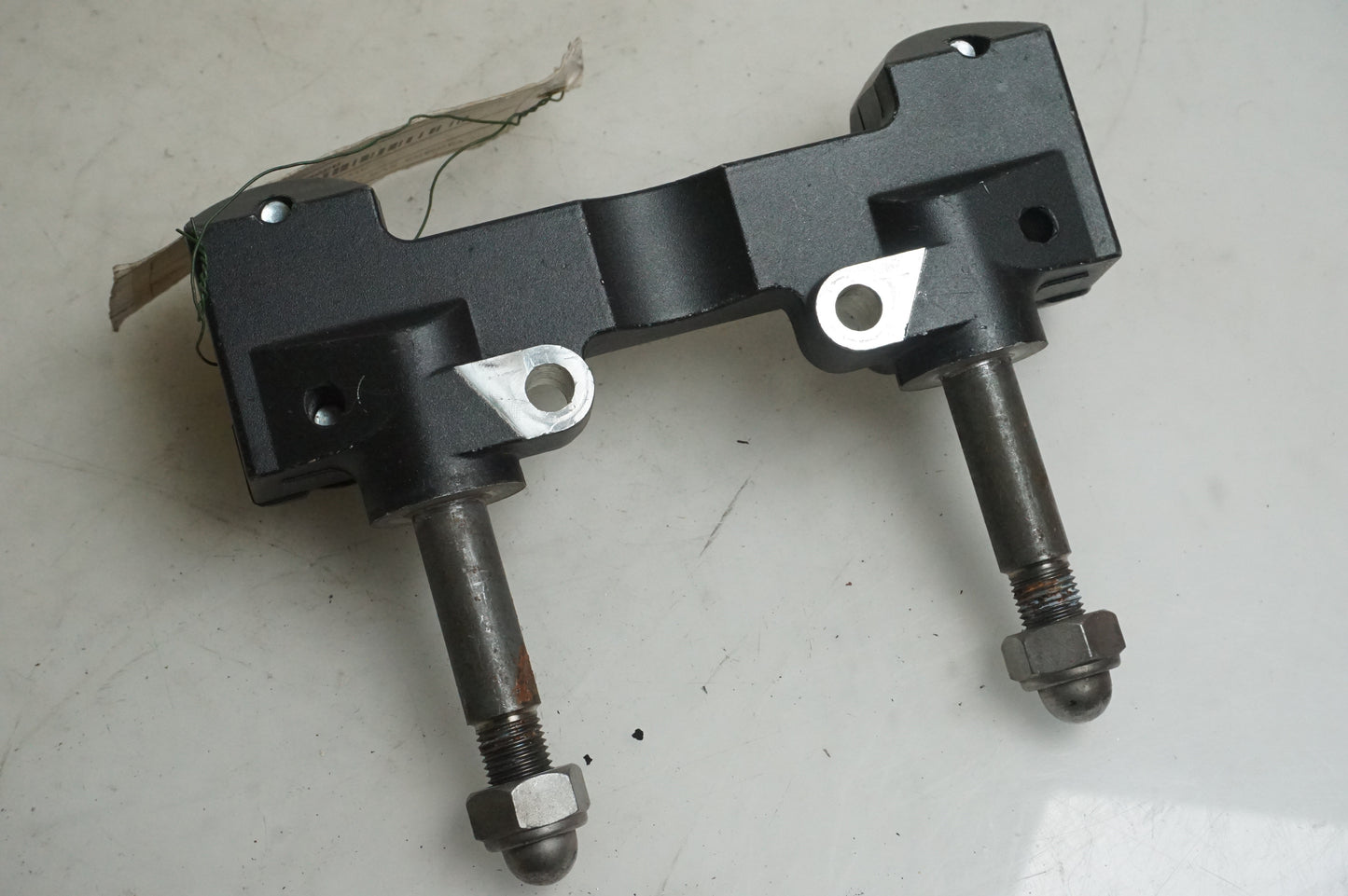 Vänster sida på Styrfäste från en Yamaha XVS 1300 -2008 motorcykel.