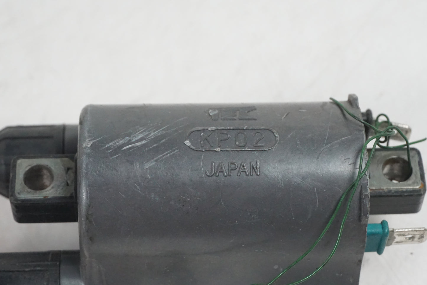 Baksidan på Tändspole från en Kawasaki ZX-6R -1995 motorcykel.