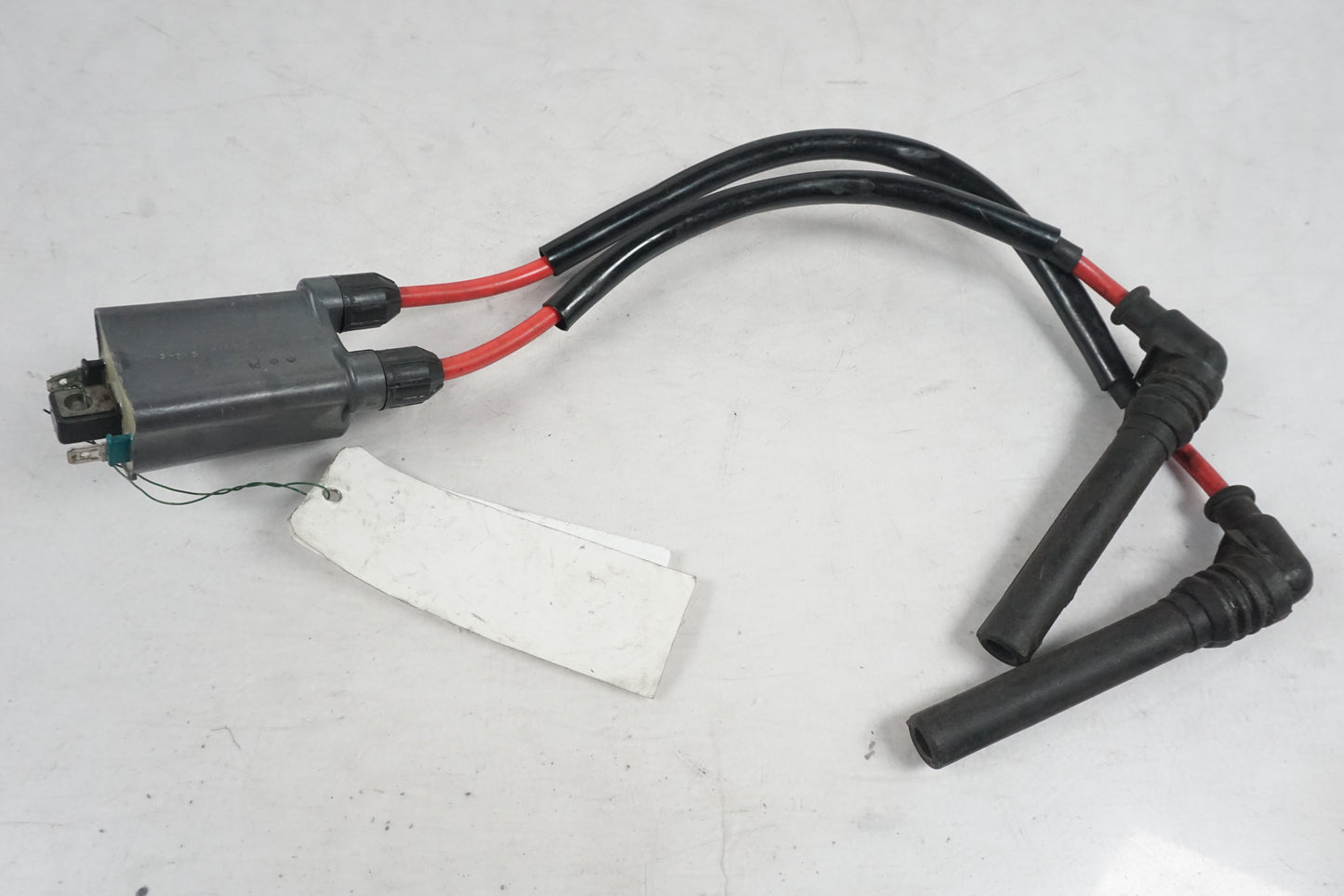 Vänster sida på Tändspole från en Kawasaki ZX-6R -1995 motorcykel.