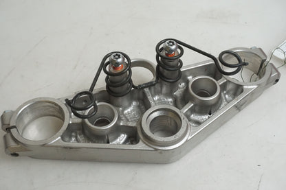 Höger sida på Gaffelkrona från en Suzuki DL 1000 -2006 motorcykel.