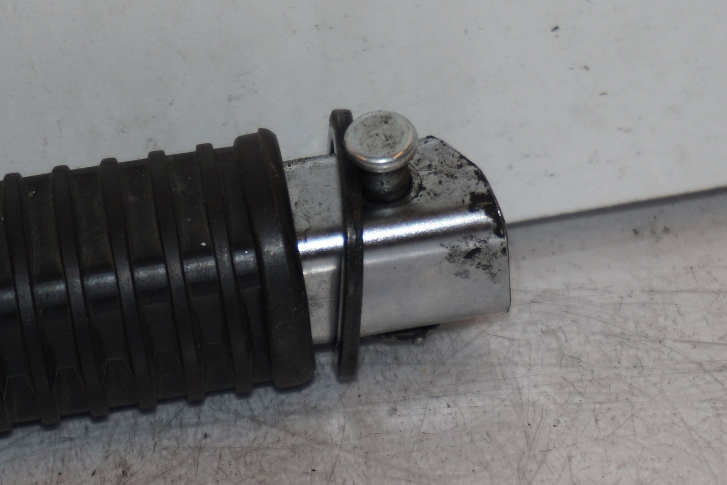 Snett nerifrån på Fotpinne från en Honda VT 750 -2008 motorcykel.