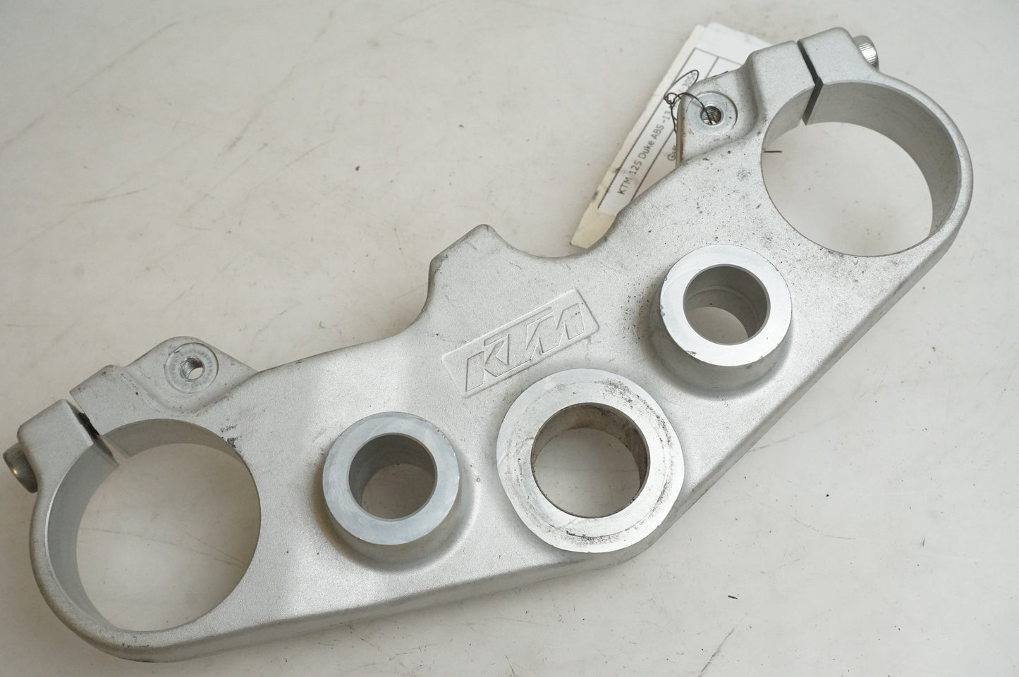 Framsidan på Gaffelkrona från en KTM 125 Duke -2013 motorcykel.