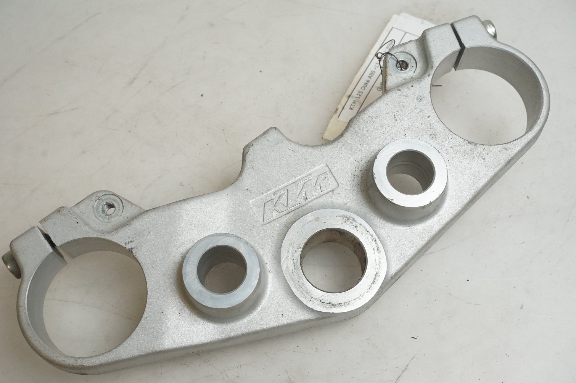 Framsidan på Gaffelkrona från en KTM 125 Duke -2013 motorcykel.