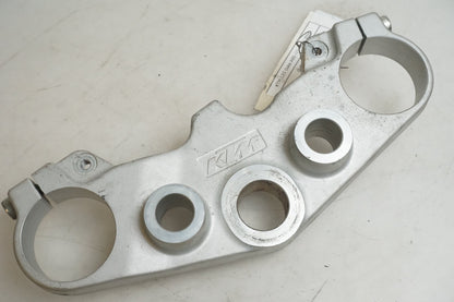 Framsidan på Gaffelkrona från en KTM 125 Duke -2013 motorcykel.