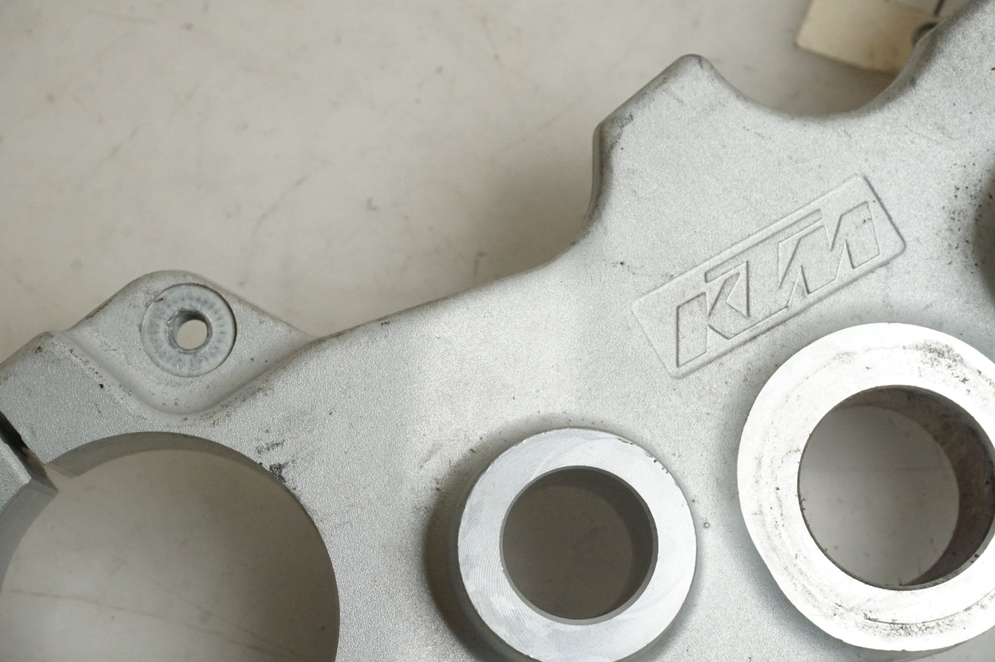 Baksidan på Gaffelkrona från en KTM 125 Duke -2013 motorcykel.