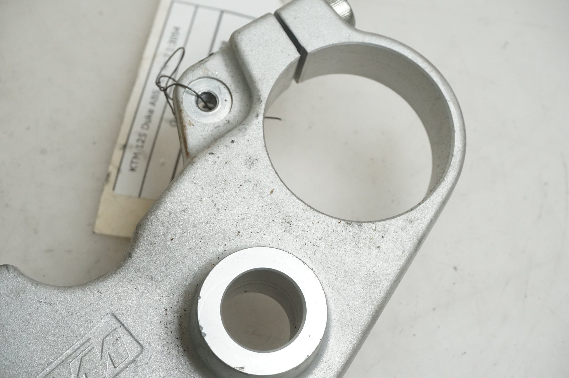 Höger sida på Gaffelkrona från en KTM 125 Duke -2013 motorcykel.