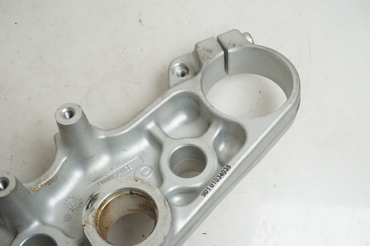 Snett uppifrån på Gaffelkrona från en KTM 125 Duke -2013 motorcykel.