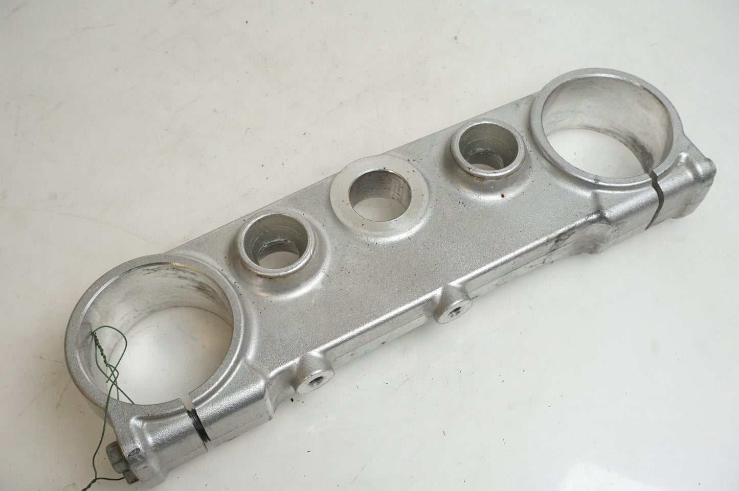 Framsidan på Gaffelkrona från en Suzuki DRZ 400 -2006 motorcykel.