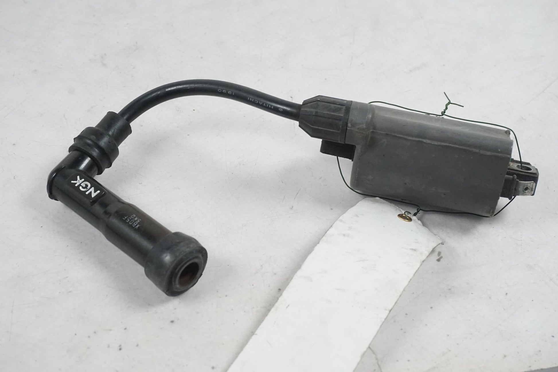 Vänster sida på Tändspole från en Kawasaki GPZ 500 -1991 motorcykel.