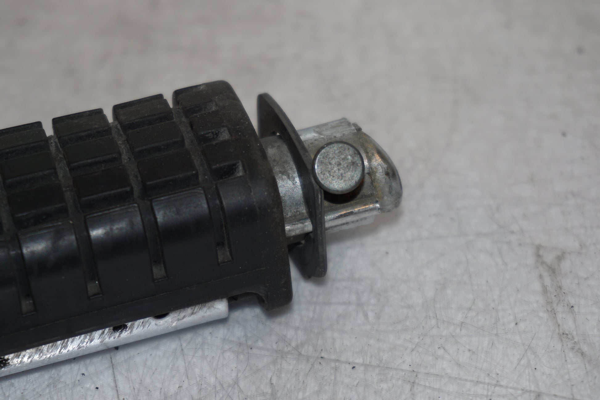 Snett nerifrån på Fotpinne från en Honda VF 750 S -1982 motorcykel.