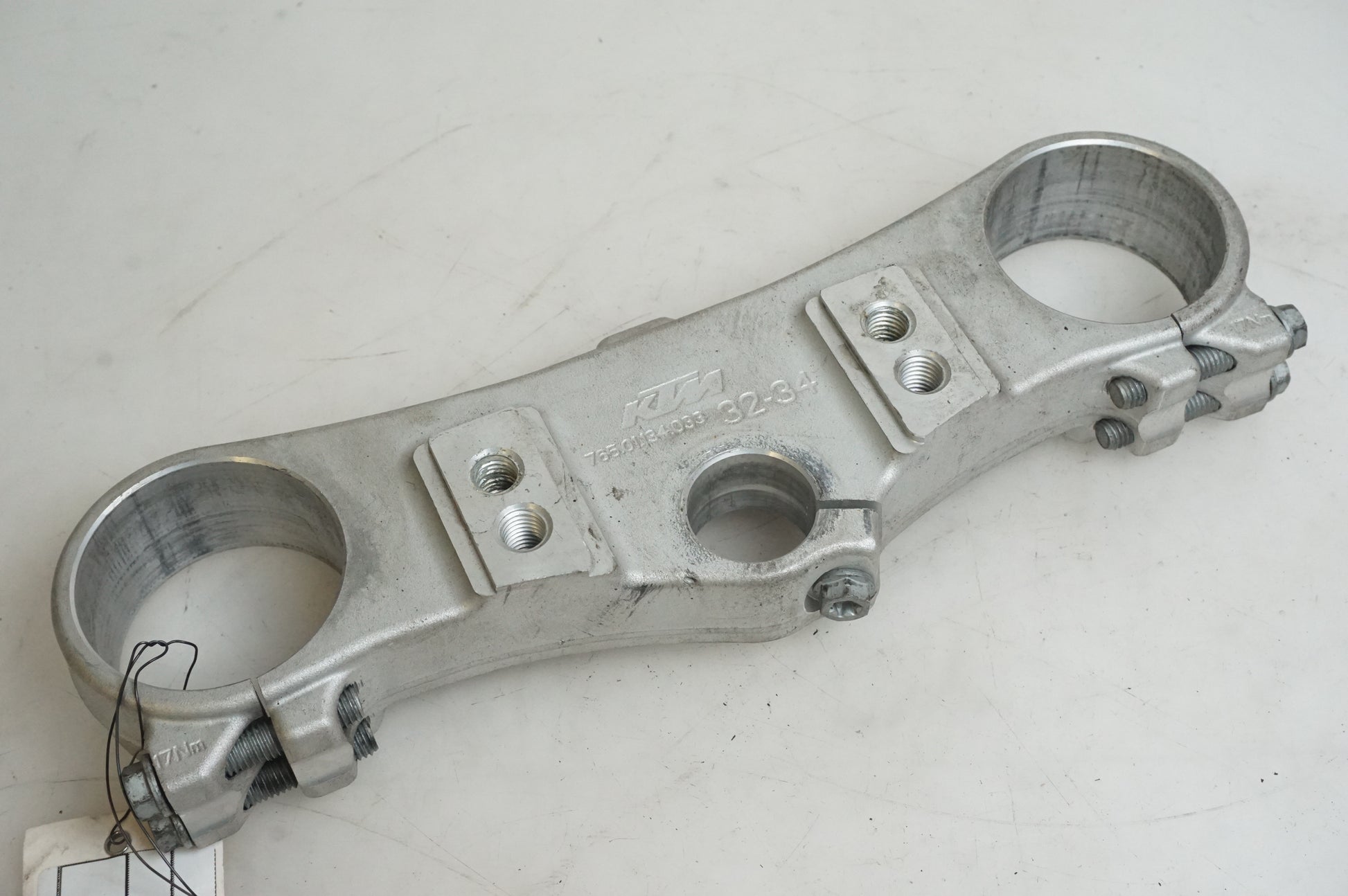 Framsidan på Gaffelkrona från en KTM 690 SMC -2008 motorcykel.