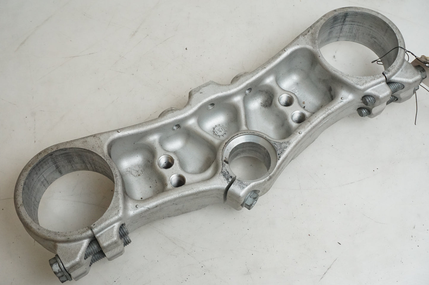 Vänster sida på Gaffelkrona från en KTM 690 SMC -2008 motorcykel.