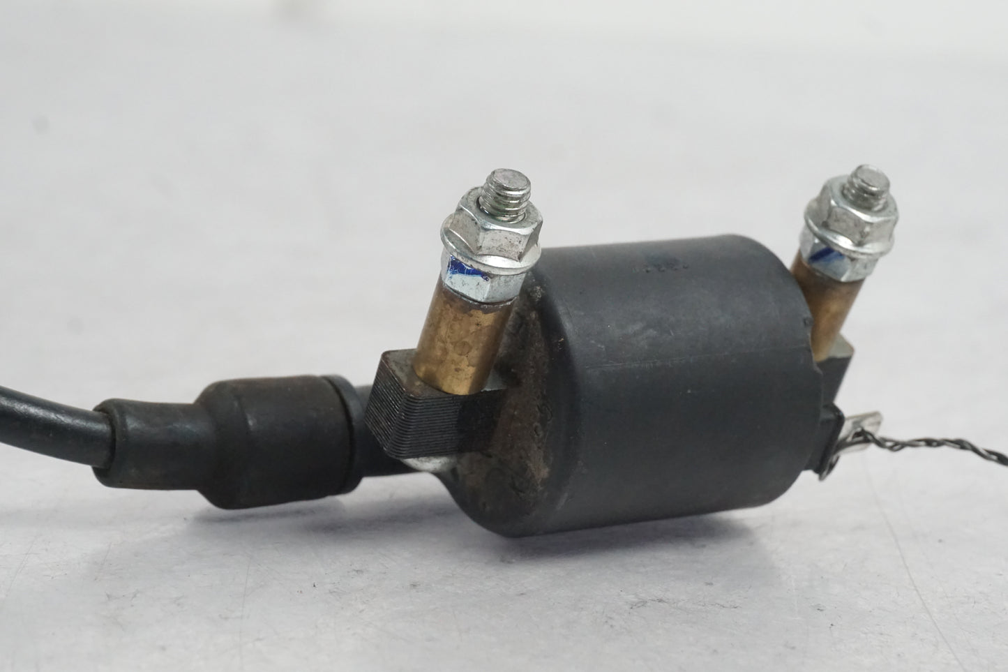 Baksidan på Tändspole från en Kawasaki VN 900 -2007 motorcykel.