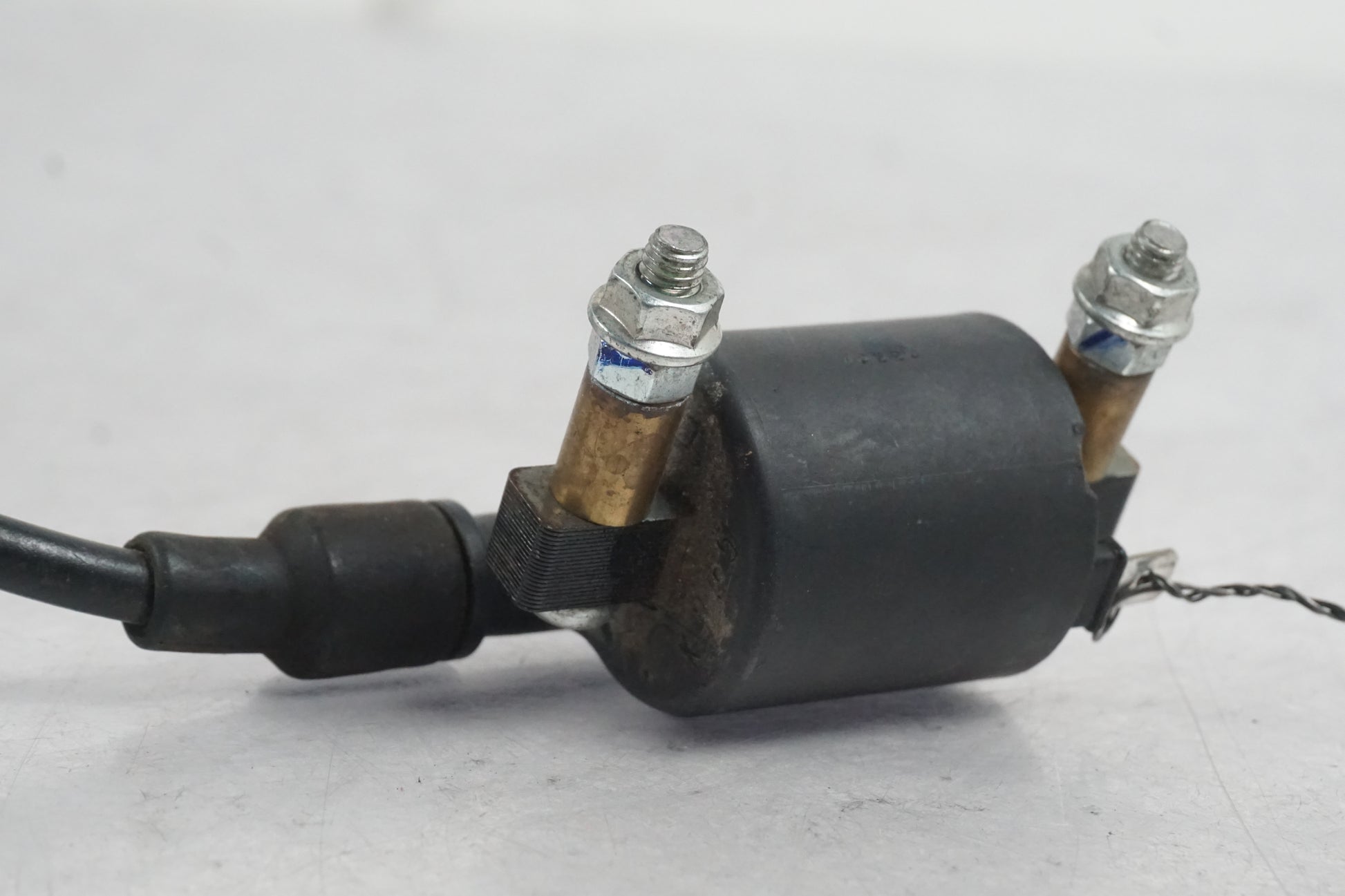 Baksidan på Tändspole från en Kawasaki VN 900 -2007 motorcykel.