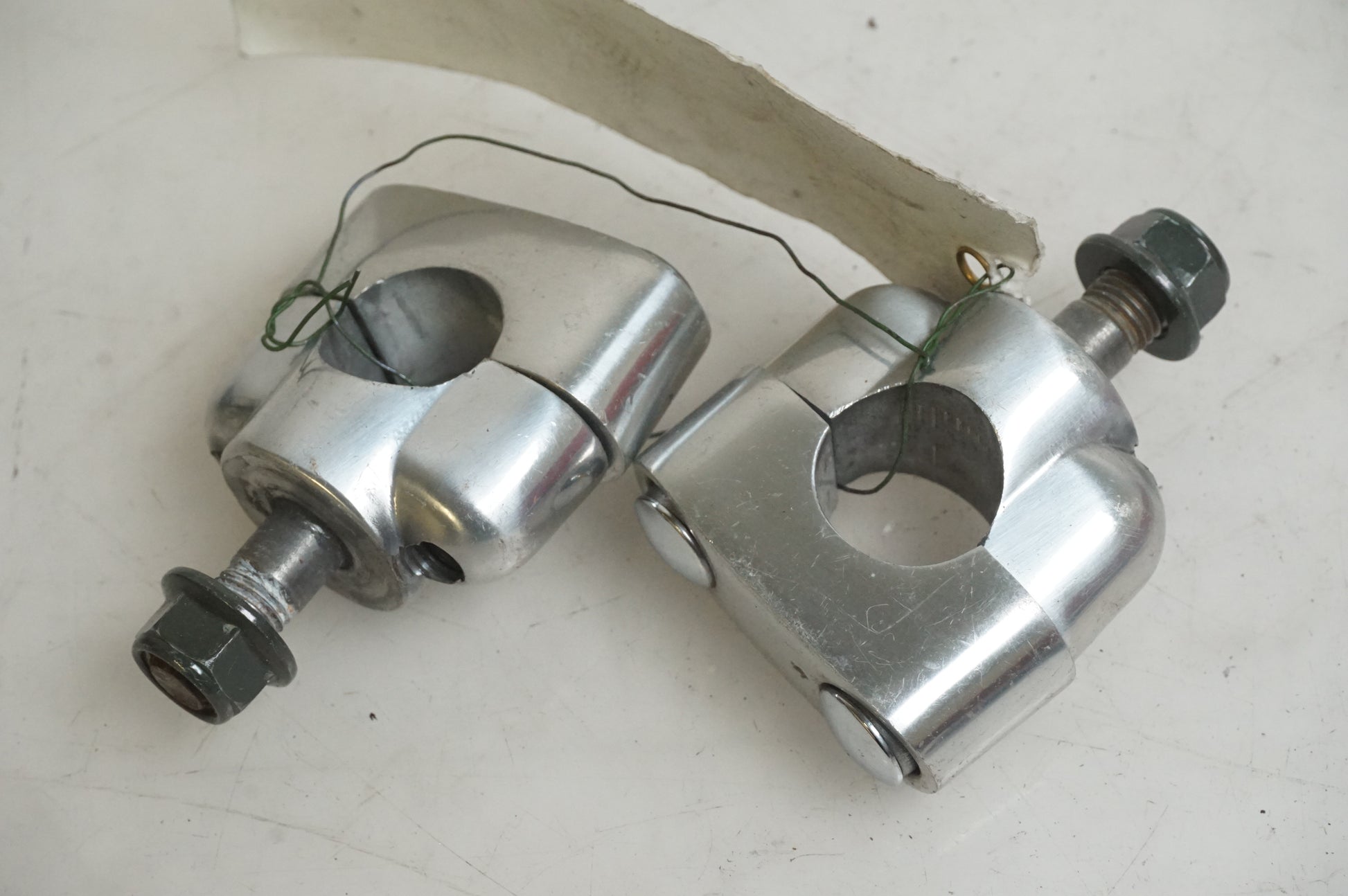 Framsidan på Styrfäste från en Yamaha XJR 1300 -1999 motorcykel.