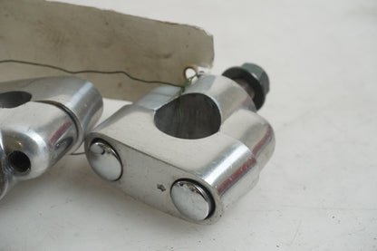 Baksidan på Styrfäste från en Yamaha XJR 1300 -1999 motorcykel.