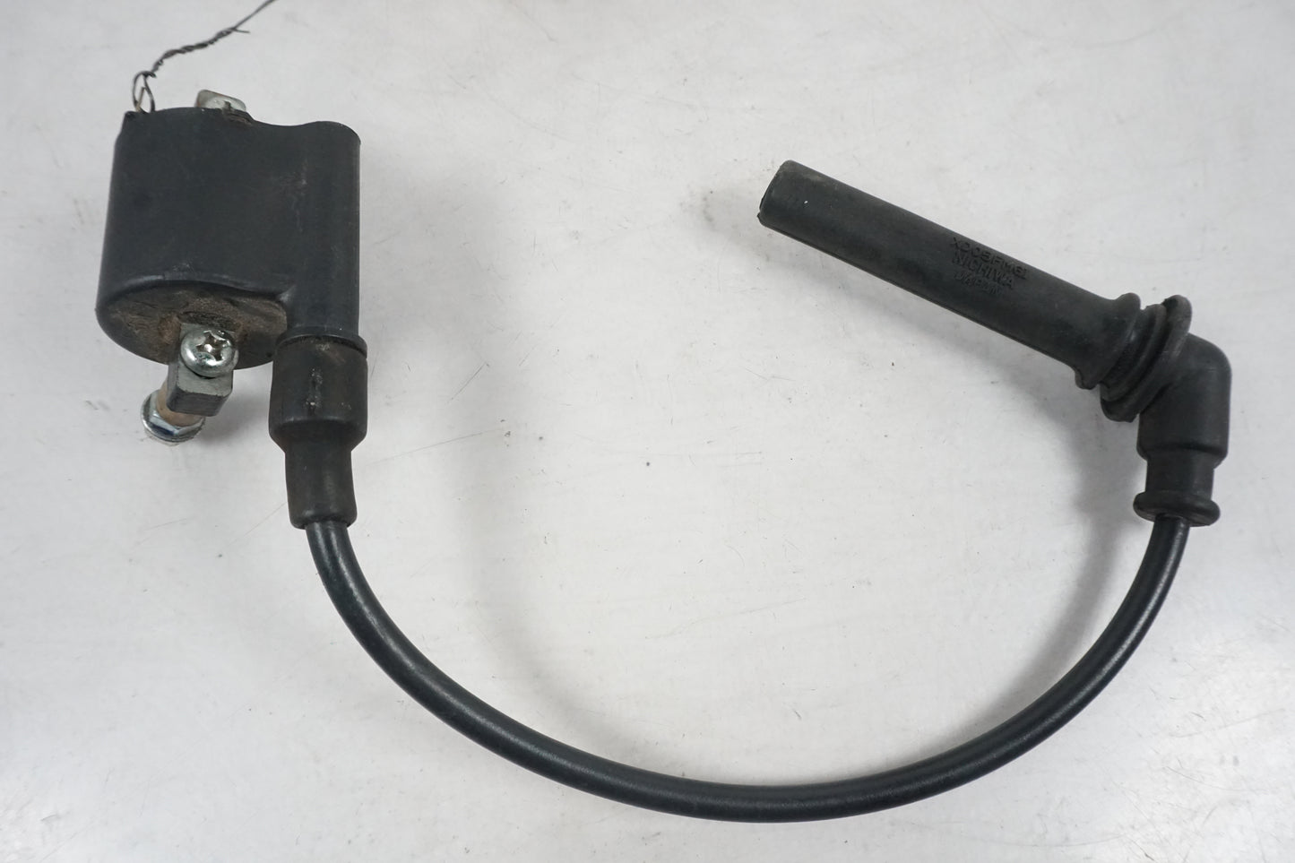 Snett uppifrån på Tändspole från en Kawasaki VN 900 -2007 motorcykel.