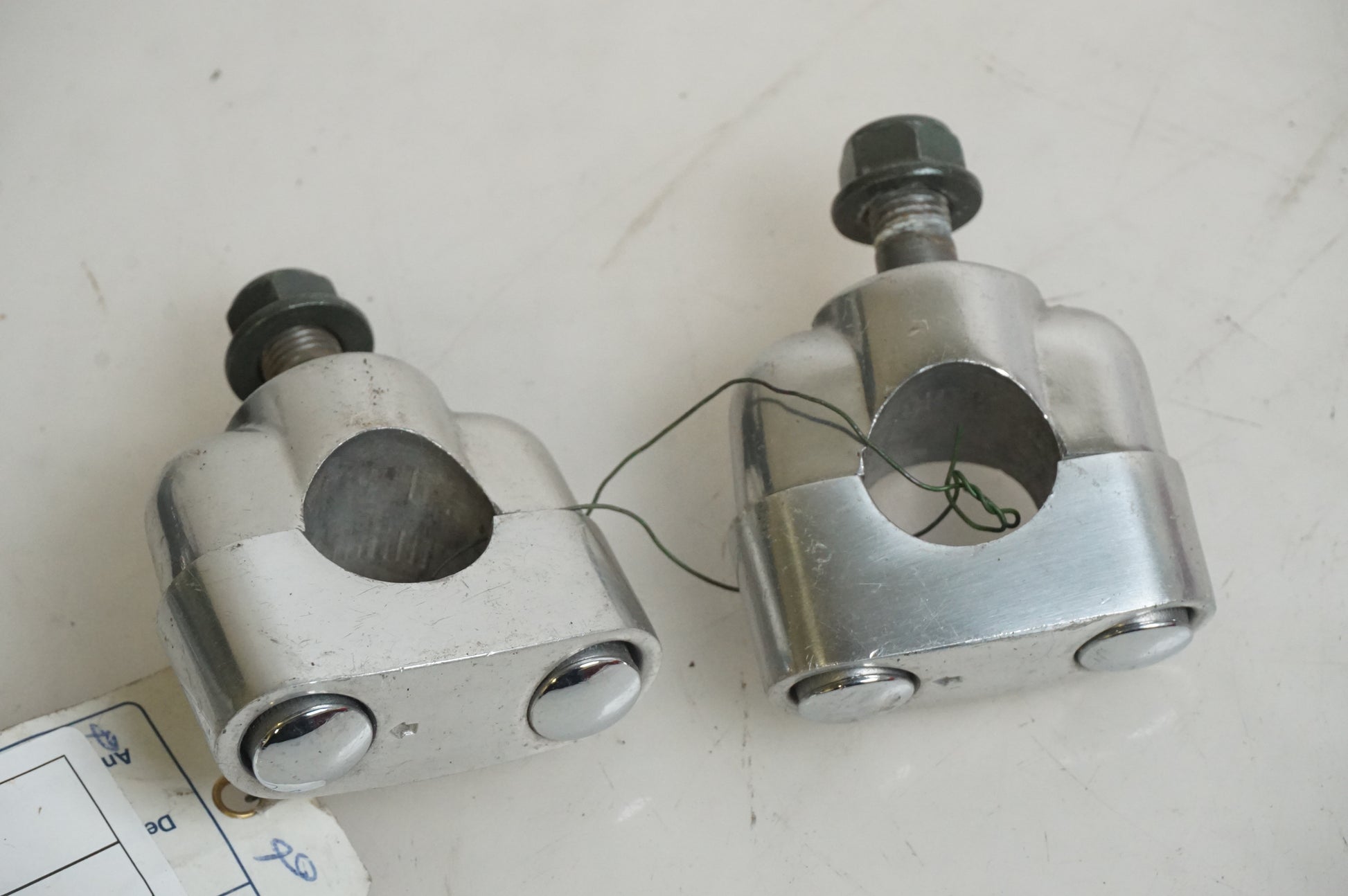 Vänster sida på Styrfäste från en Yamaha XJR 1300 -1999 motorcykel.