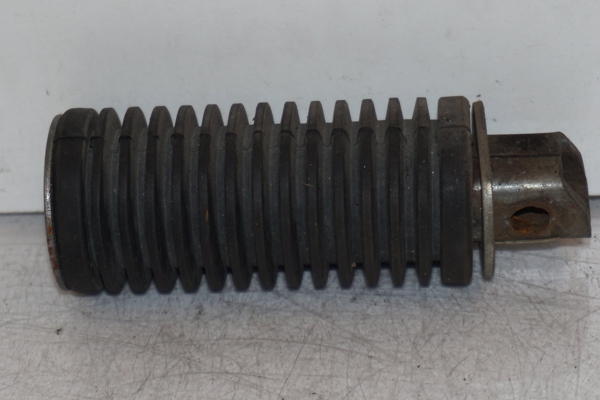 Baksidan på Fotpinne från en Honda XL 600 V -1989 motorcykel.