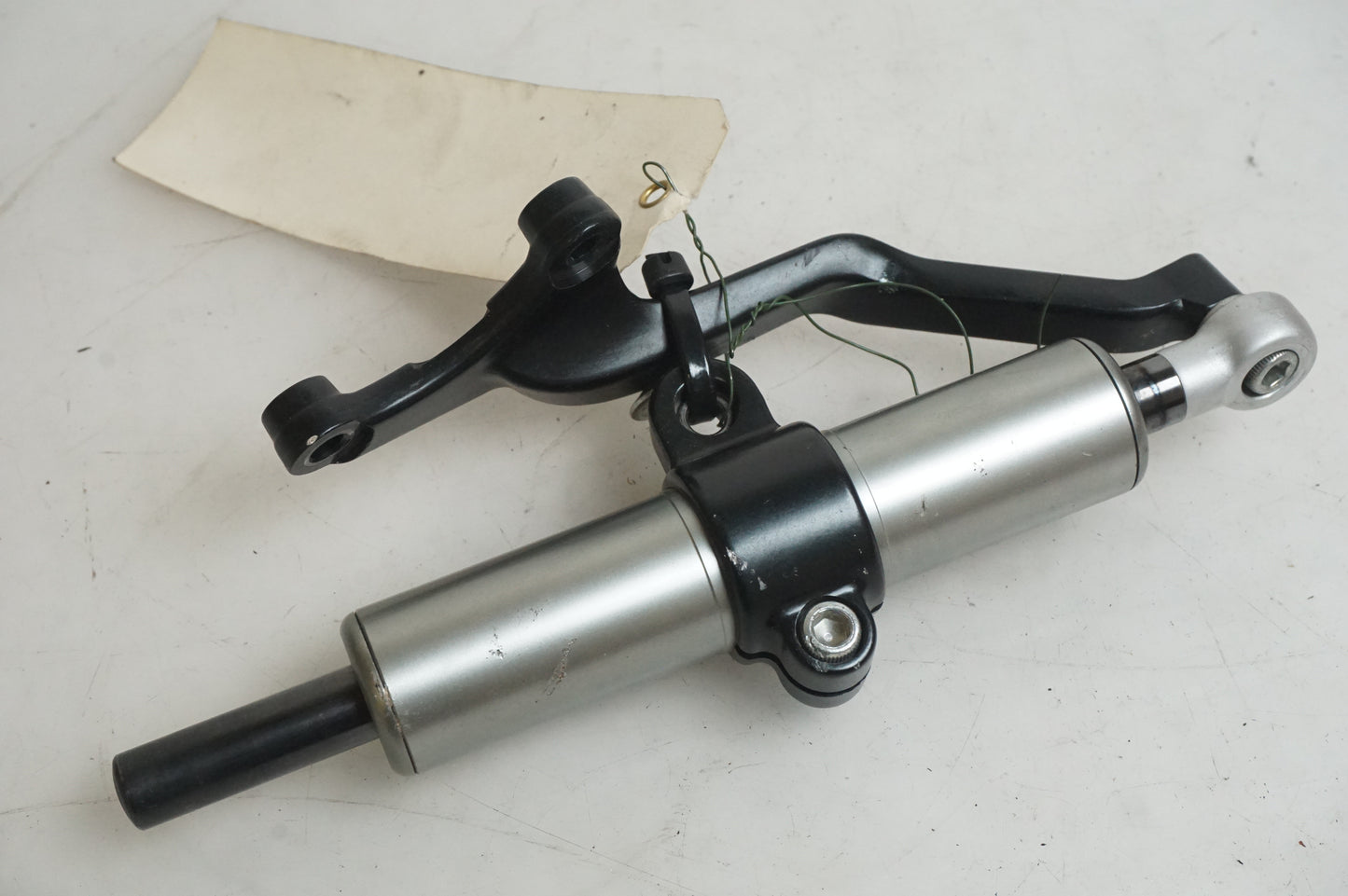 Baksidan på Styrdämpare från en Ducati Streetfighter 1098 -2010 motorcykel.