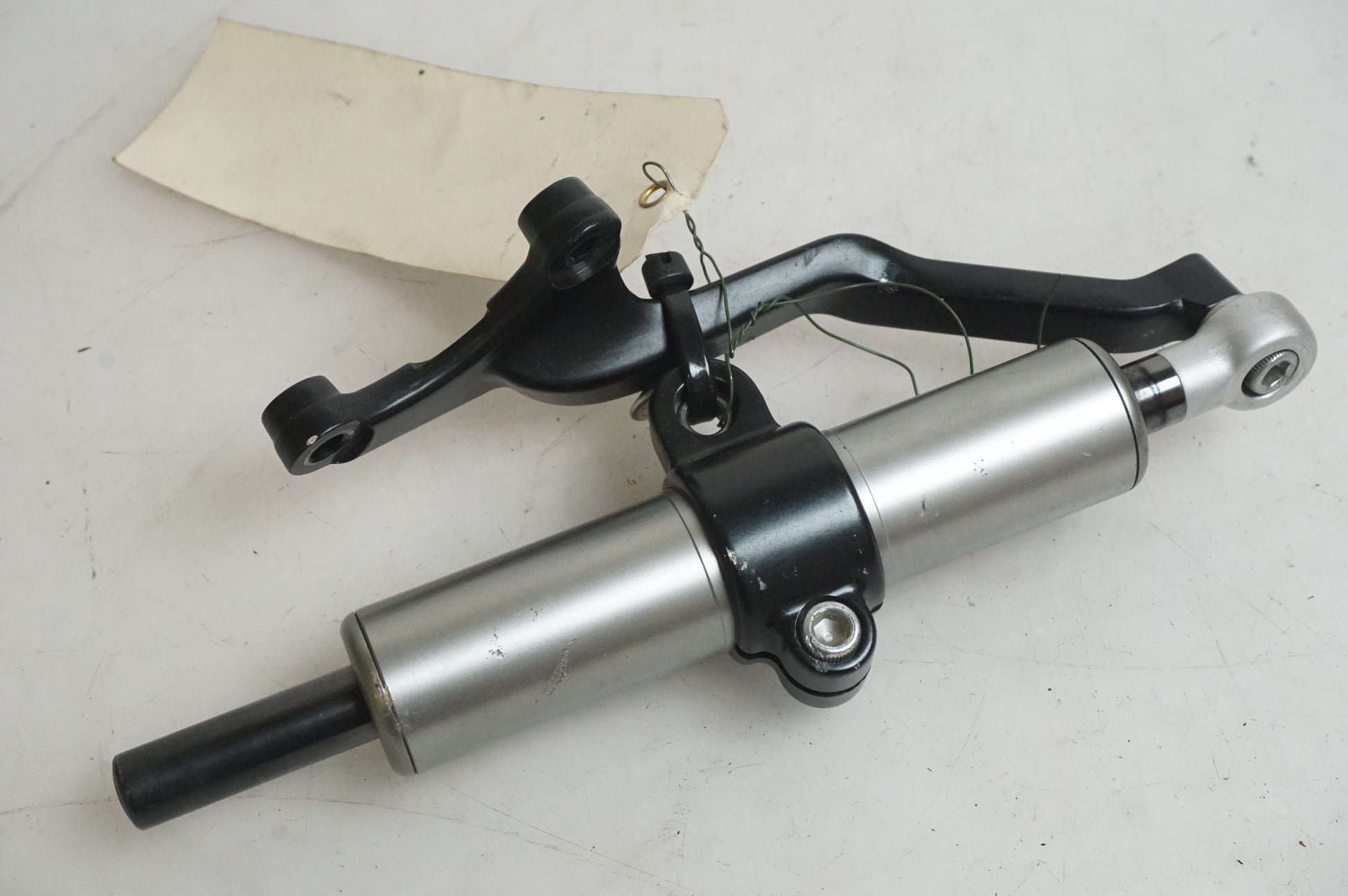 Baksidan på Styrdämpare från en Ducati Streetfighter 1098 -2010 motorcykel.