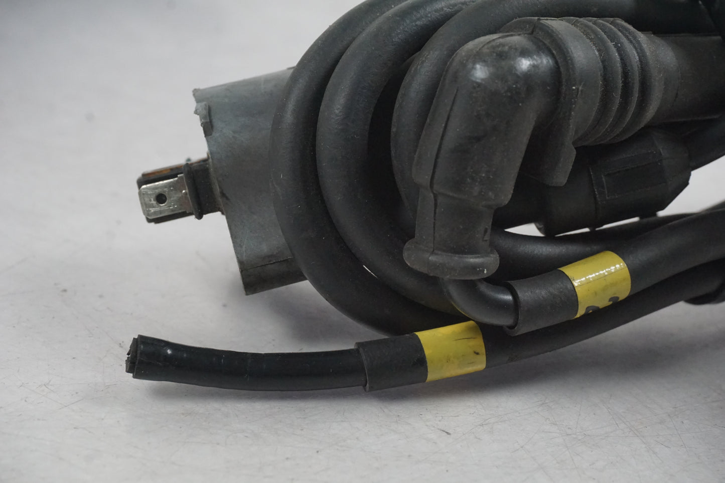 Vänster sida på Tändspole från en Kawasaki ZX-7R -1996 motorcykel.