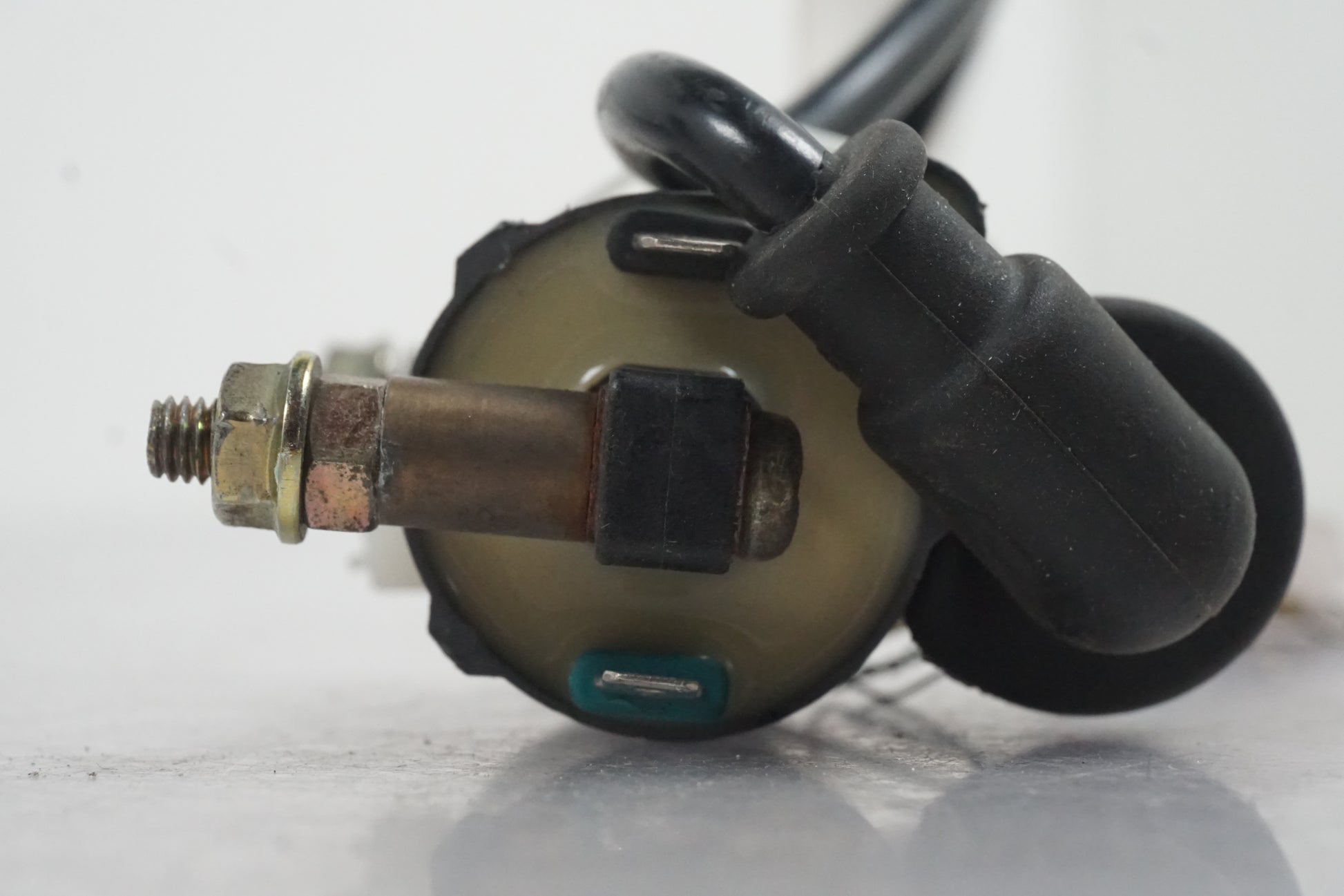 Vänster sida på Tändspole från en Kawasaki VN 800 -1998 motorcykel.